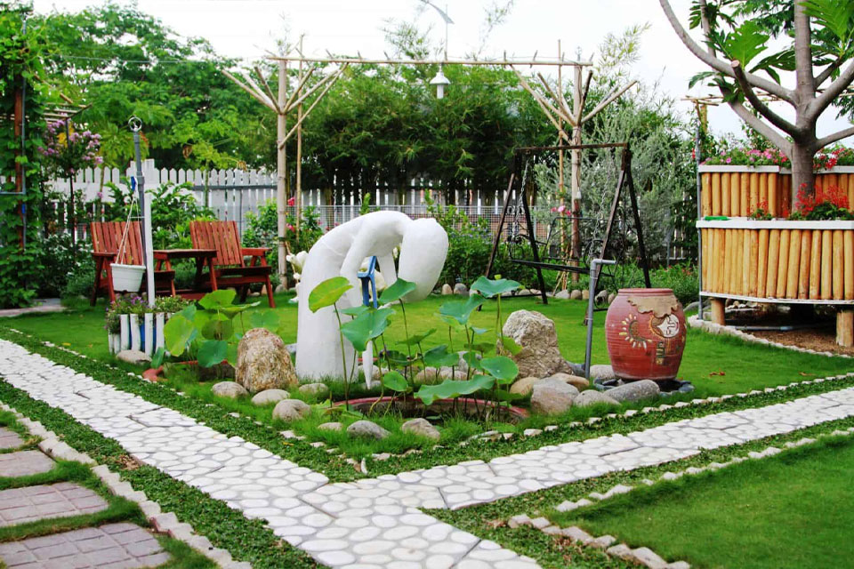 Thiết kế sân vườn đẹp với đá và cỏ