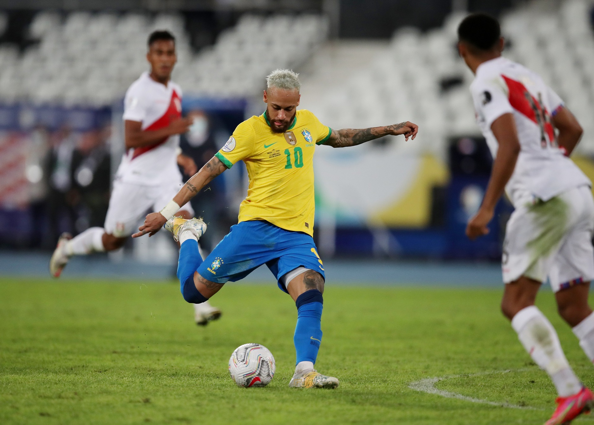 Neymar đi bóng qua hai cầu thủ trên sân Pernambuco, Recife sáng 10/9
