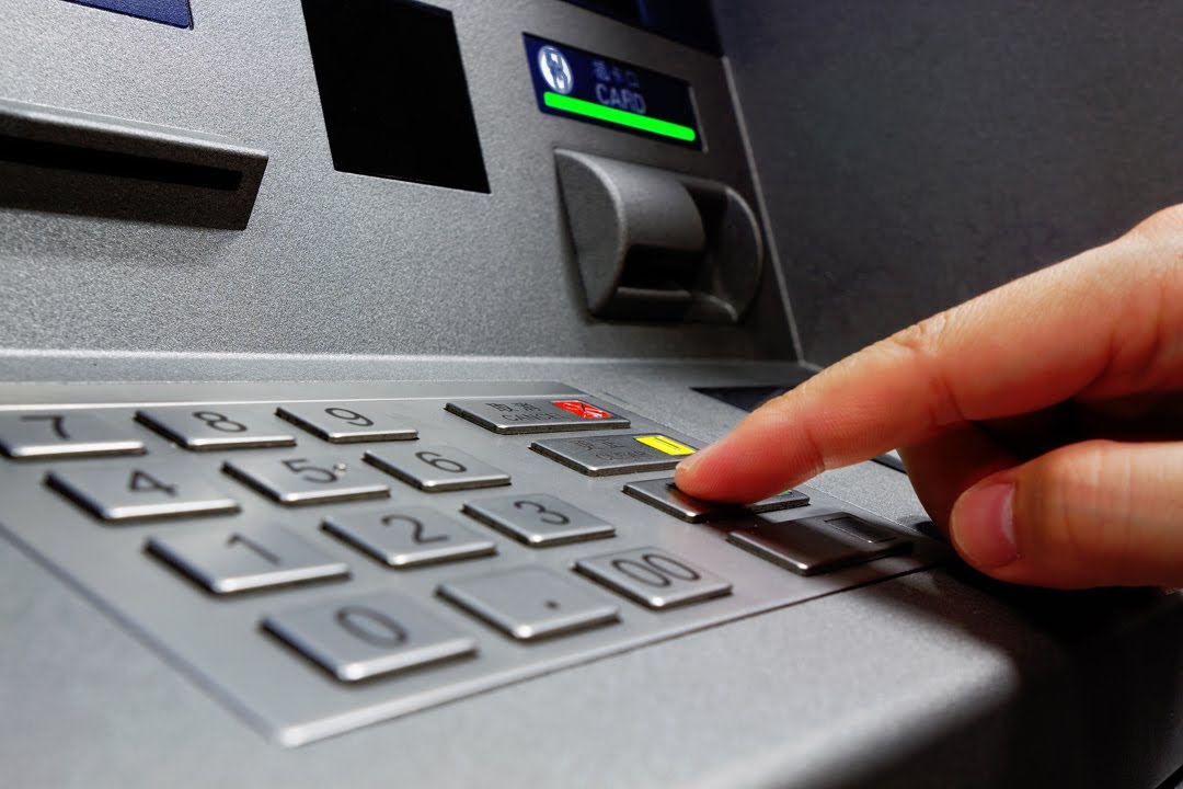 Rút tiền bằng thẻ tại cây ATM